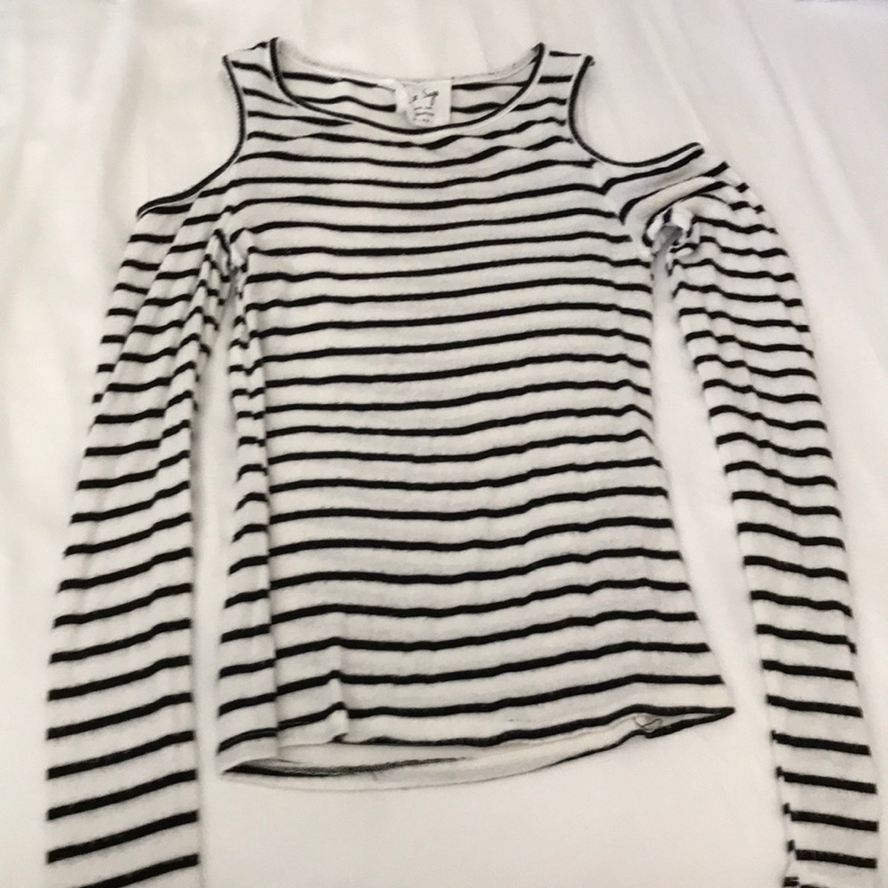 Long sleeve shirt with shoulder cut out